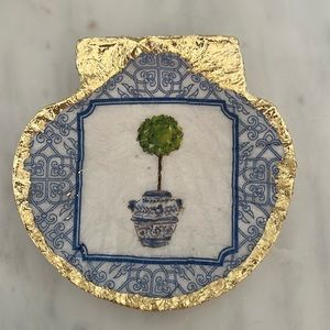 Decoupage king clam shells